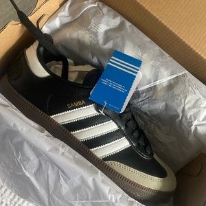 Vegan Adidas sambas
Brand new in the box size women 7.5 I love them, wrong size